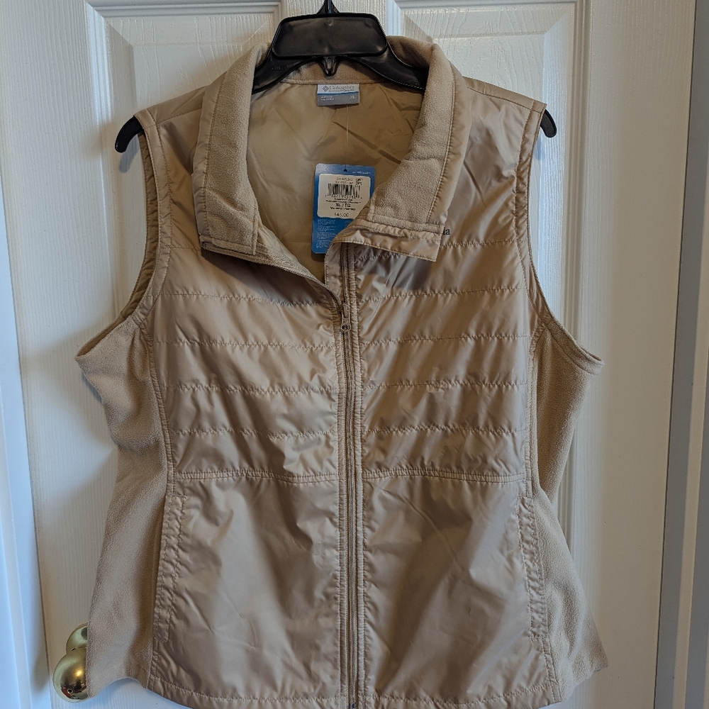 Columbia Quilted Sleeveless Vest in Light Tan